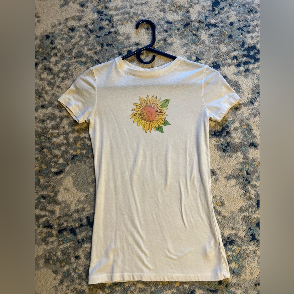 Aeropostale white XS TSHIRT / Rarely worn / Super soft / Classic crew 🌻